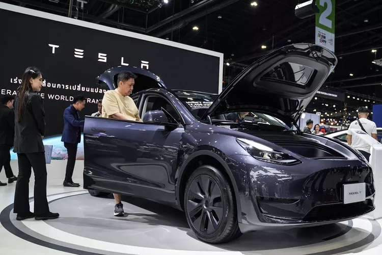 Tesla Stock Rises on Black Friday, Surpasses $1 Trillion Market Cap